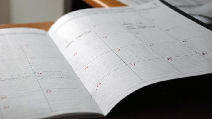 Agenda mensual abierta sobre una mesa