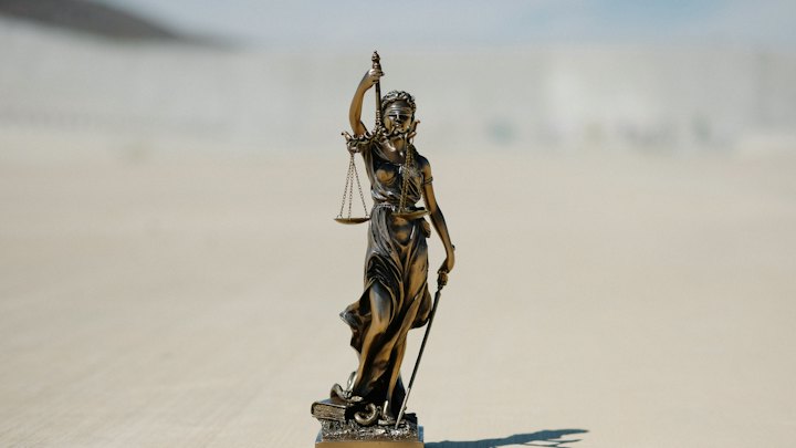 Figura de la Justicia con la balanza
