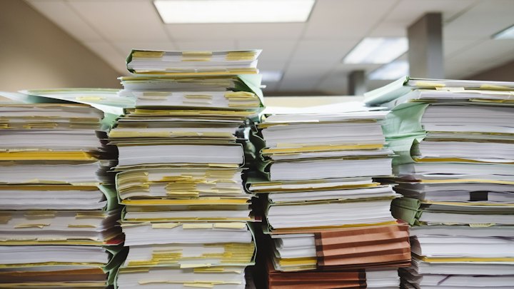 Montones de expedientes en papel