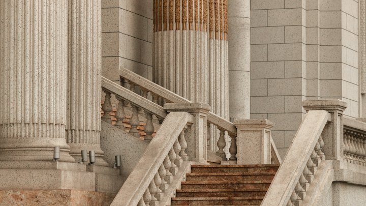 Escalinata y columnas de un edificio judicial