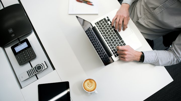 Persona trabajando con un portátil